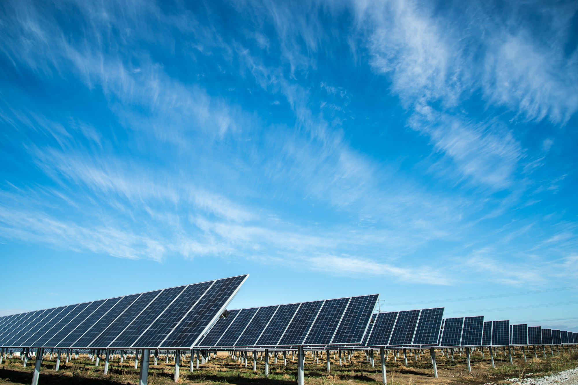 Solarpark unter blauem Himmel